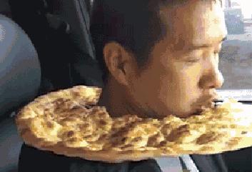 女生的嘴是撅着的,姑娘的嘴