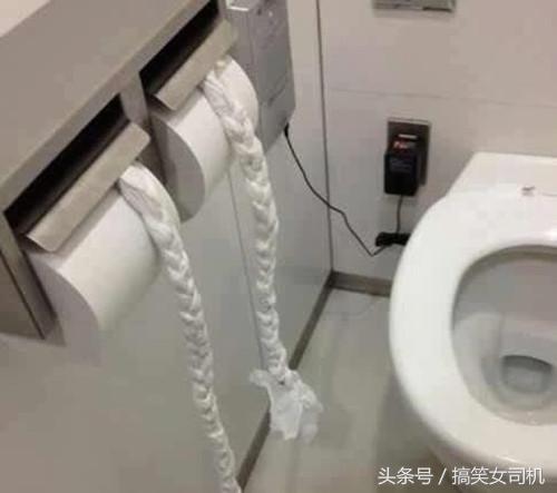 女生的嘴是撅着的,姑娘的嘴