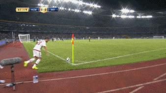 女球迷吹小贝，不看球的吹老马，看球的吹罗尼，踢球的吹他！