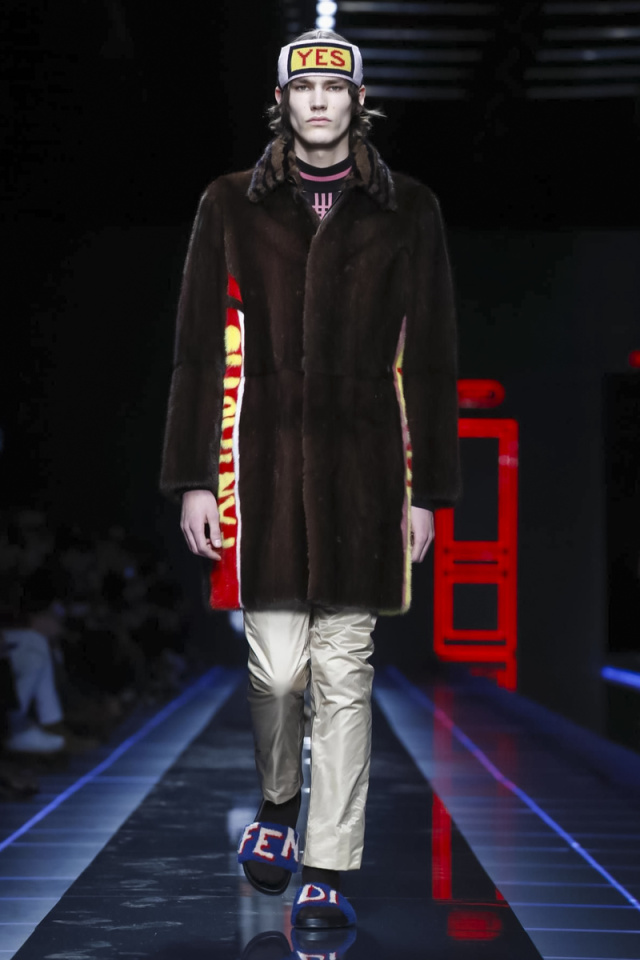 权志龙穿黑貂视频,权志龙穿黑貂演唱会