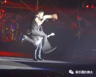 张杰下腰唱歌视频完整版,张杰下腰薛之谦