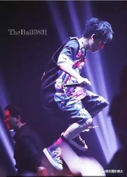 张杰下腰唱歌视频完整版,张杰下腰薛之谦