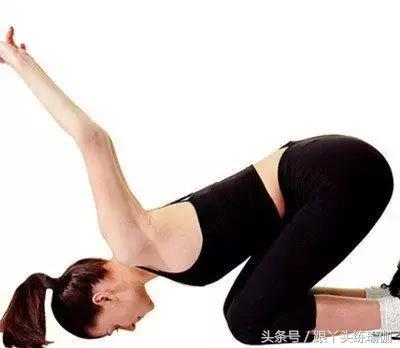 瑜伽拉力带改善驼背的正确方法,瑜伽棍改善含胸驼背的瑜伽动作