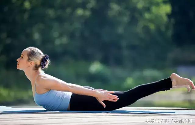 瑜伽拉力带改善驼背的正确方法,瑜伽棍改善含胸驼背的瑜伽动作