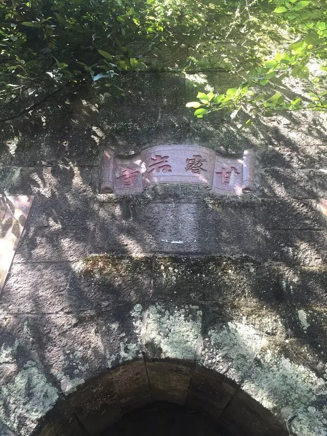 八千里路云和月的上一句,八千里路云和月一骑绝尘