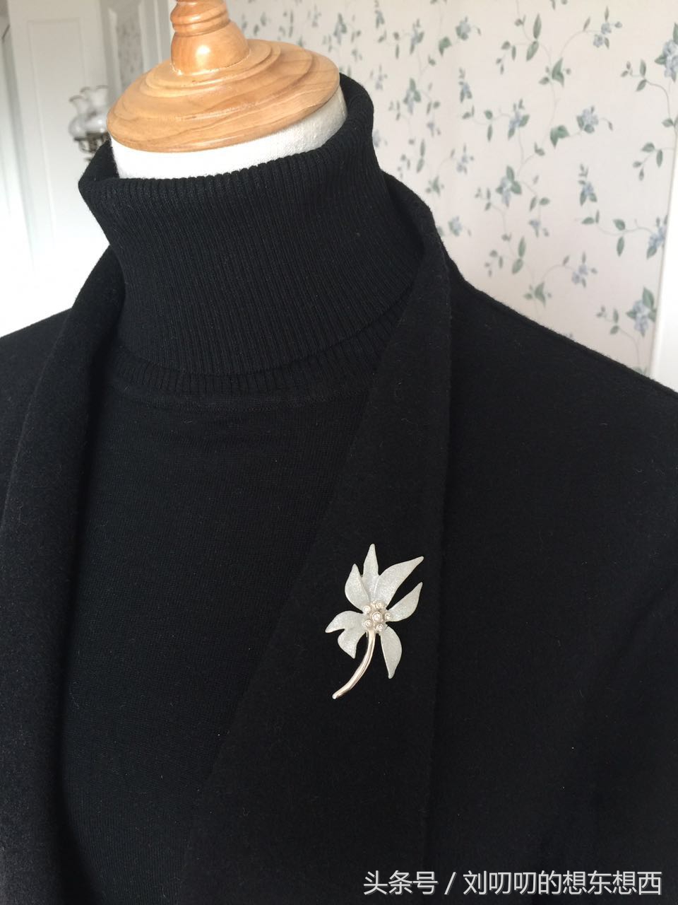 一身黑需要提点亮-一日一Look之黑配白五