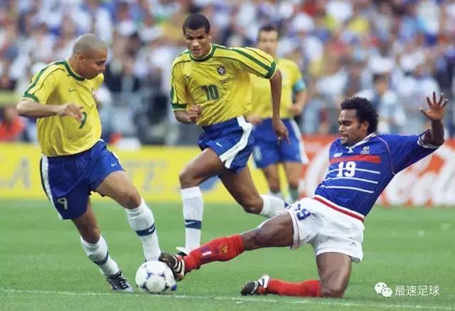 和模特妻子在后院踢球，也许是卡伦布最完美的爱情记忆