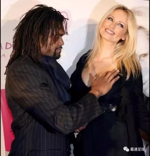 和模特妻子在后院踢球，也许是卡伦布最完美的爱情记忆