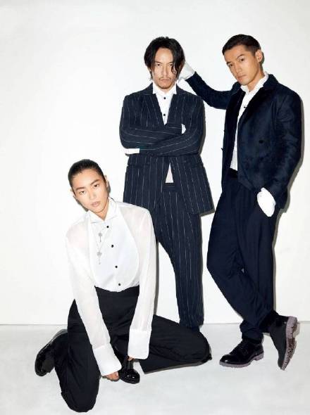 刘雯着绿色露腰上衣大秀好身材,刘雯保暖内衣走秀