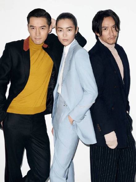 刘雯着绿色露腰上衣大秀好身材,刘雯保暖内衣走秀