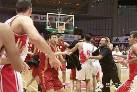 中国男篮打架集锦朱芳雨,李楠和朱芳雨数据