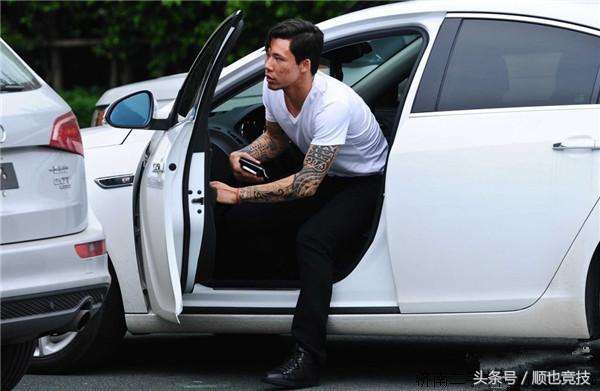 世界冠军脚趾变形无钱治疗，为维持生活卖奖牌当搓澡工