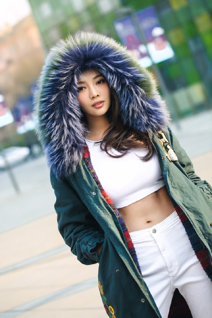 大嫂徐冬冬最新街拍,徐冬冬黑白羽绒服