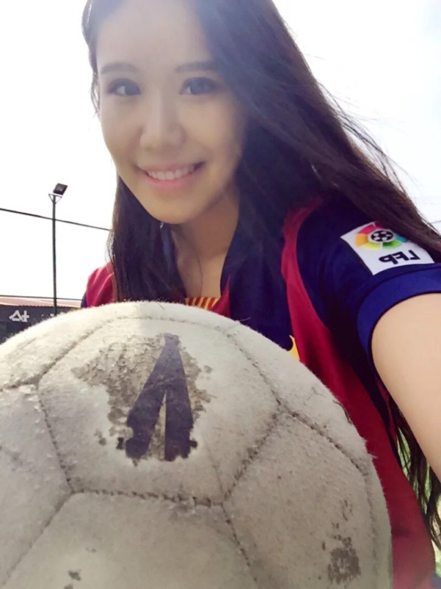 教你唱巴萨队歌,月亮姐姐开口唱