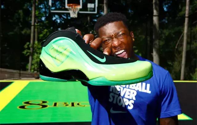 今年扣篮大赛上脚球鞋,乔丹扣篮大赛穿的球鞋