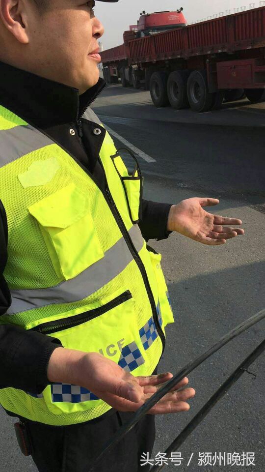 电缆脱落交警托举视频,光缆脱落交警冒雨托举保畅通