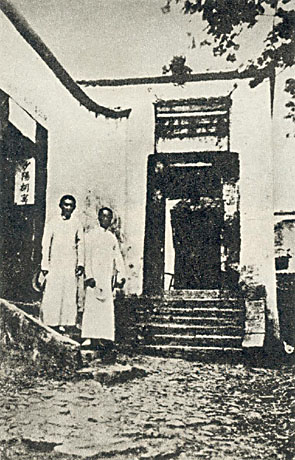 一点烟灰掉到了脸盆里，却烧掉了大清二百多年江山