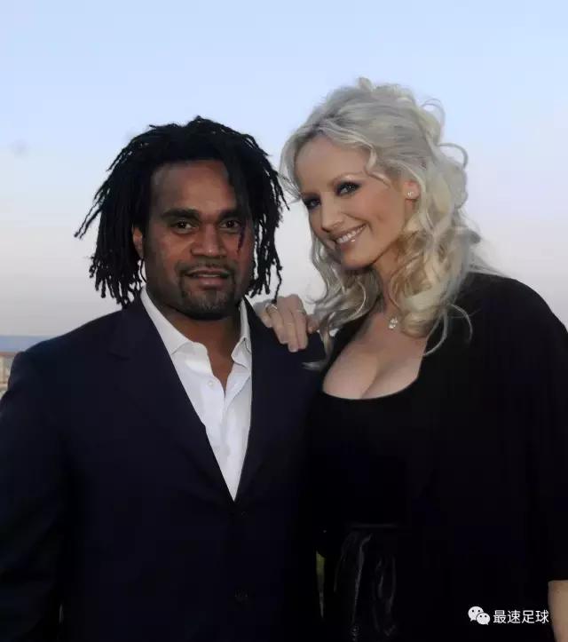 和模特妻子在后院踢球，也许是卡伦布最完美的爱情记忆