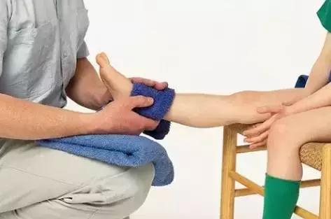 跌打扭伤24小时内是冷敷还是热敷,脚砸肿了24小时内是热敷还是冷敷