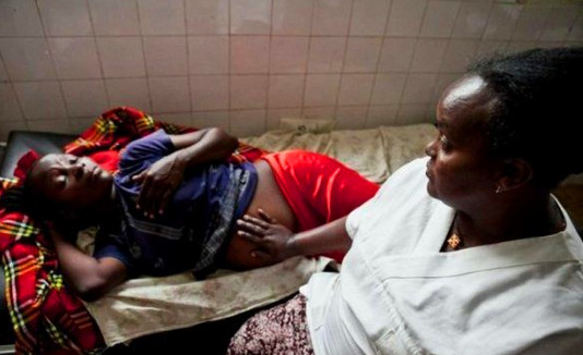 非洲女人分娩全过程，看完令人心痛不已！