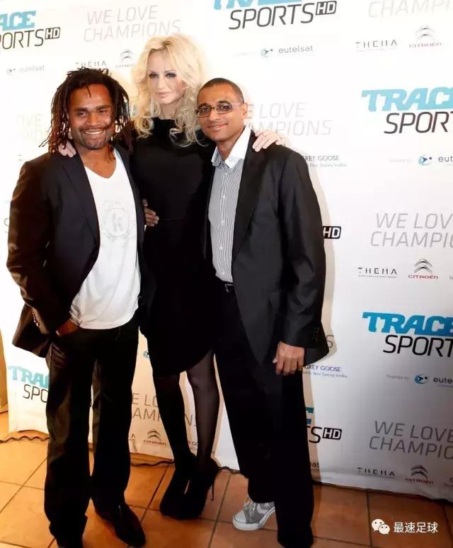 和模特妻子在后院踢球，也许是卡伦布最完美的爱情记忆