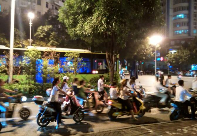 骑在电驴上的城市南宁,广西骑电驴