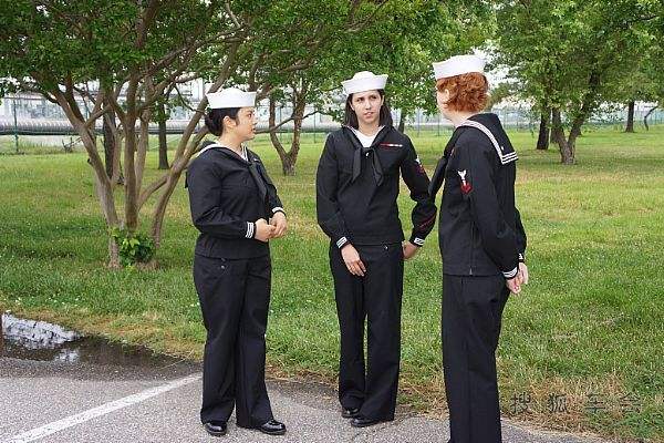 水兵穿这套服装走在那里都备受瞩目，但裤子为何设计成女式模样