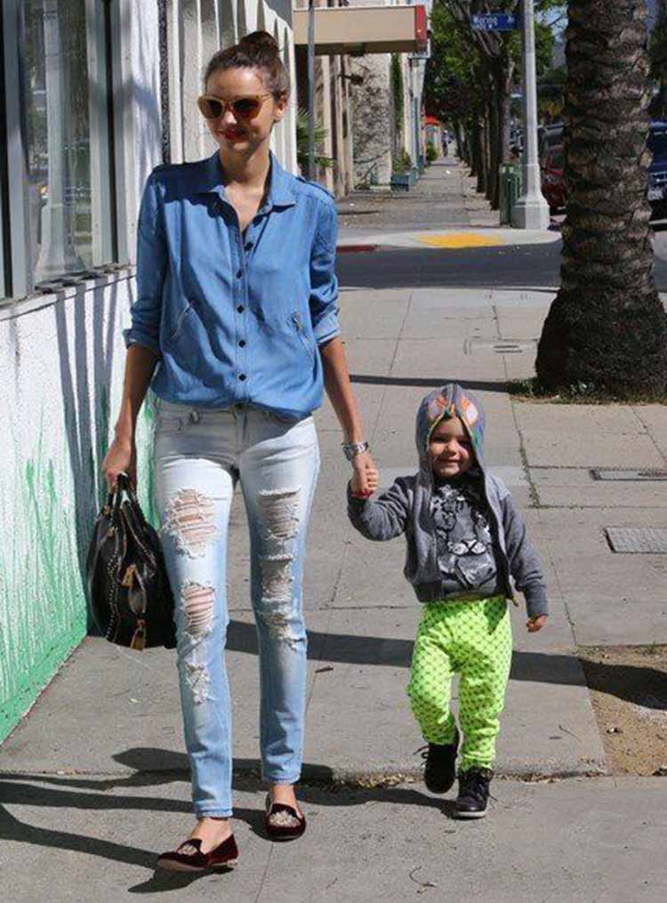 奶奶把破洞裤补上了,奶奶把破洞牛仔裤缝起来