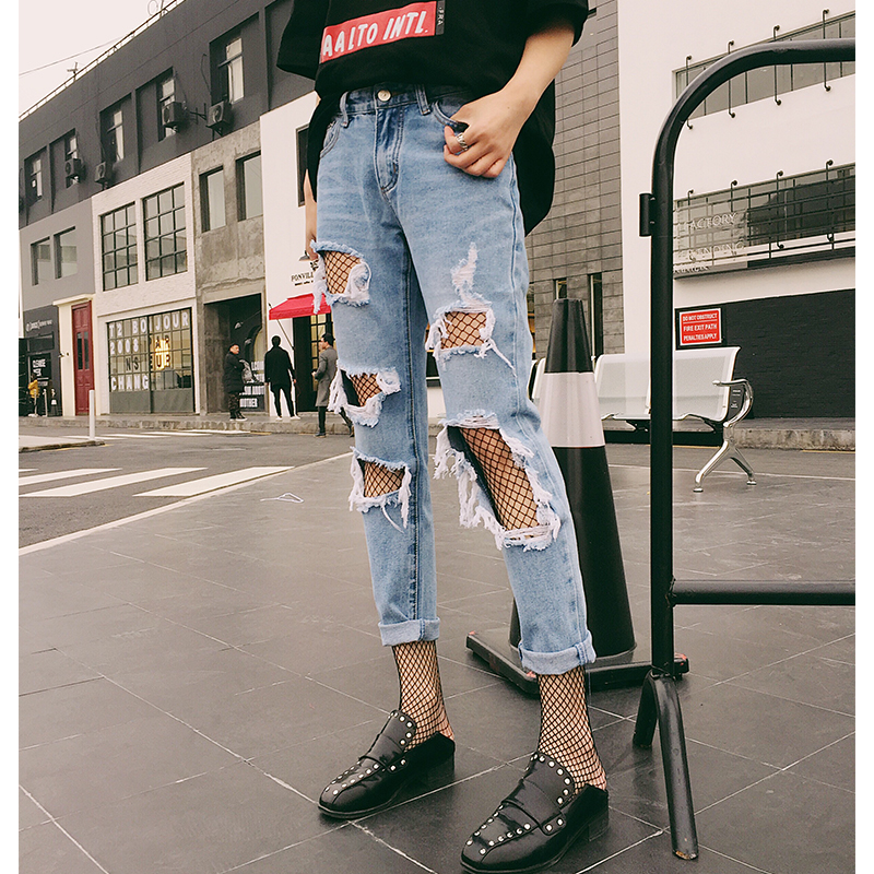 奶奶把破洞裤补上了,奶奶把破洞牛仔裤缝起来