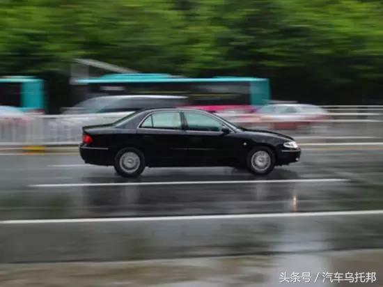 怎么踩刹车省油还安全,老司机教踩刹车技巧视频