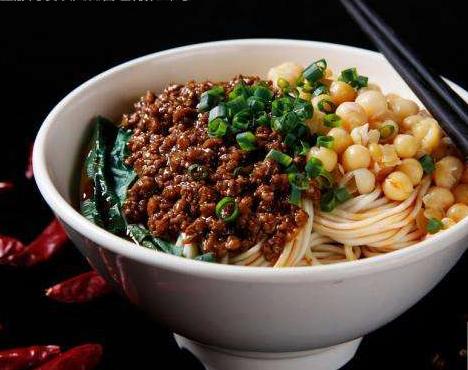 重庆解放碑苍蝇小馆子,重庆生意火爆的苍蝇面馆子