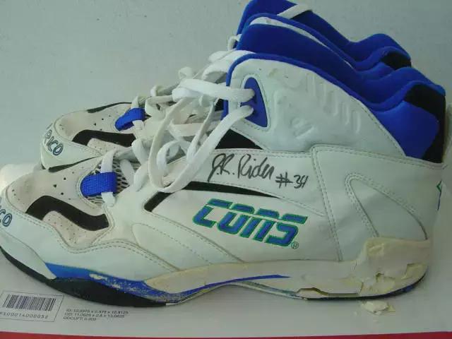 今年扣篮大赛上脚球鞋,乔丹扣篮大赛穿的球鞋