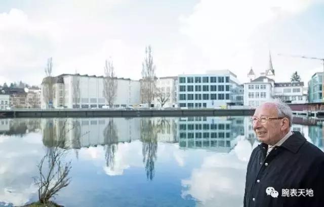 我看着你转身离去,我看见一棵树