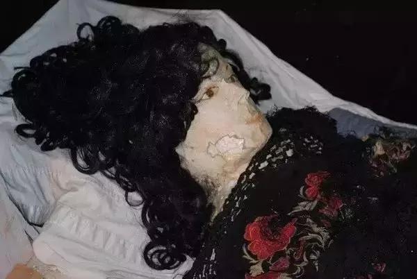 他把爱人尸体缝成洋娃娃，在一起长达7年