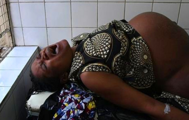 非洲女人分娩全过程，看完令人心痛不已！