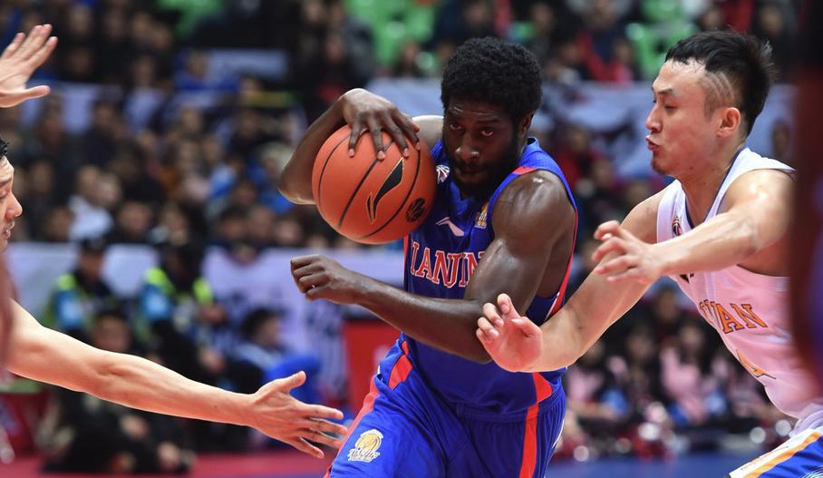 杰特不满判罚赛后堵裁判要说法泰勒模仿艾弗森挑衅球迷