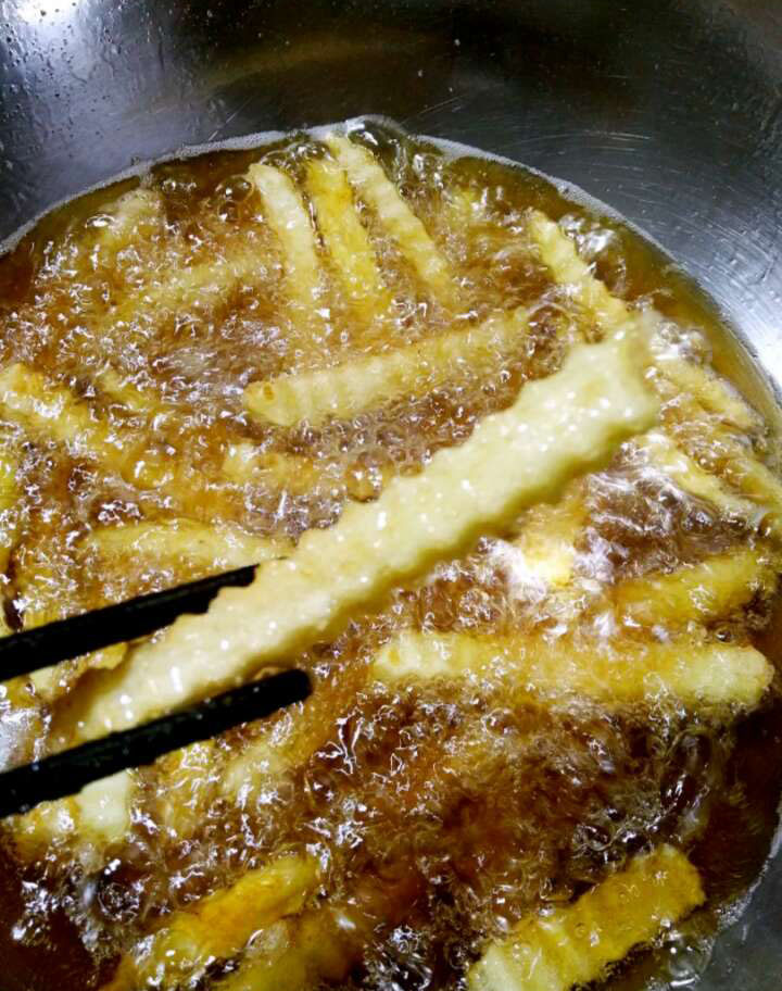 炸薯条要炸多久才会脆,炸薯条第一次炸与复炸的间隔