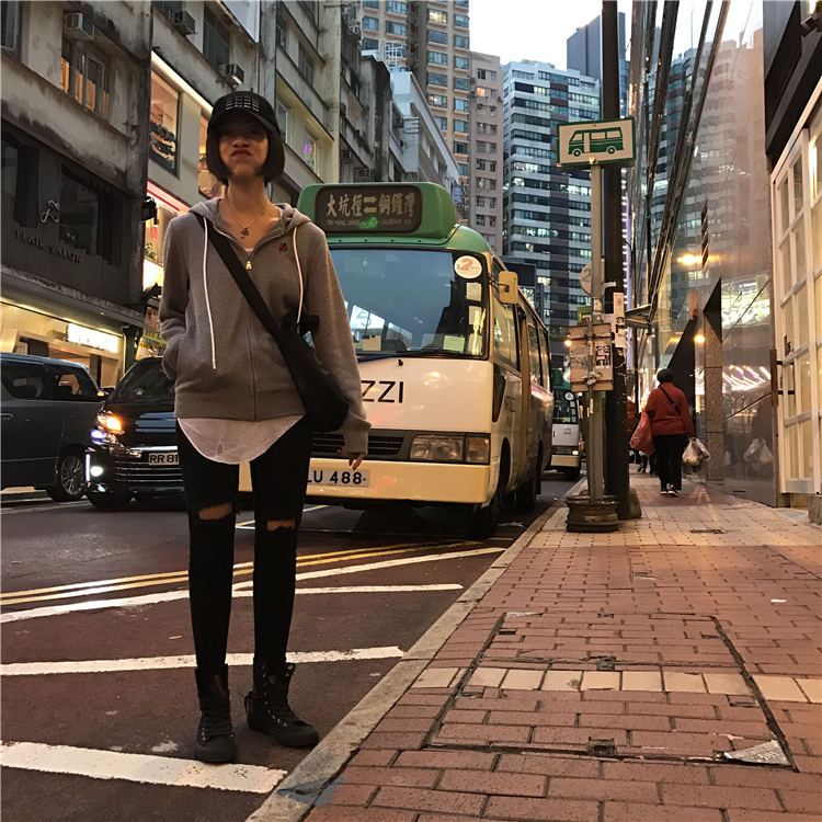 奶奶把破洞裤补上了,奶奶把破洞牛仔裤缝起来