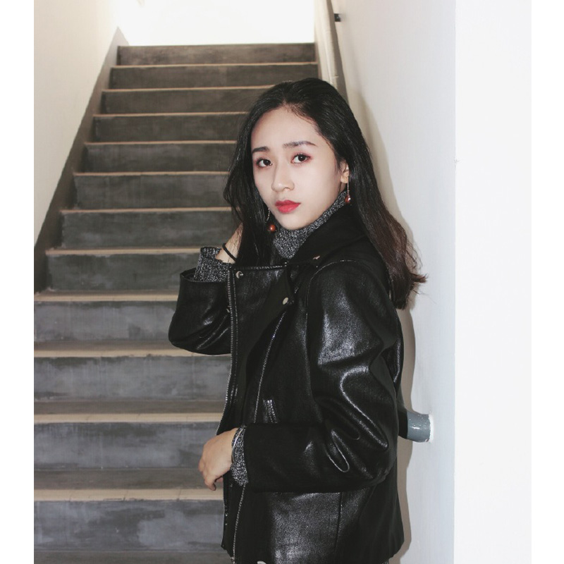 奶奶把破洞裤补上了,奶奶把破洞牛仔裤缝起来