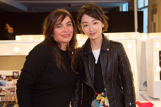 burberry看周冬雨视频,burberry黄色衣衫