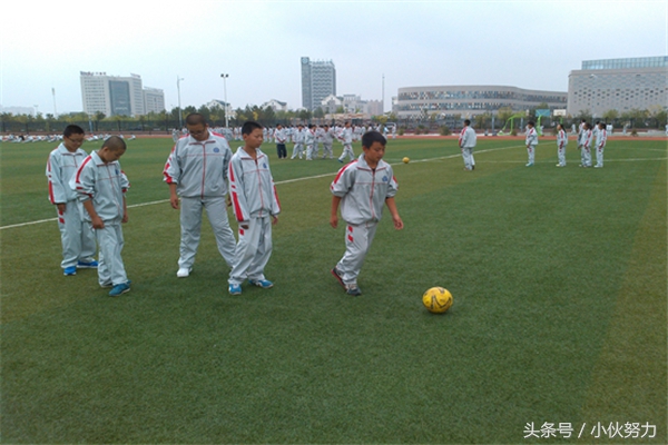 足球教学八人式如何边路跑位,足球教学的三个方法是什么