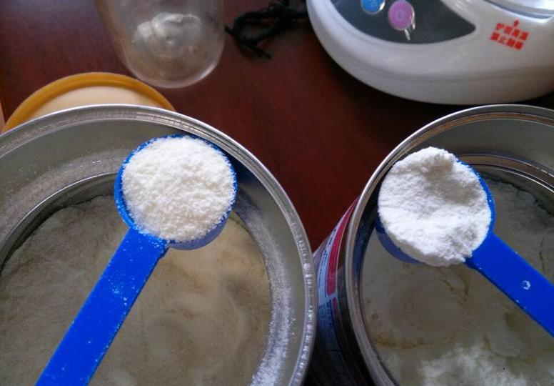 买奶粉如何看配料表防买到假奶粉,如何避免婴儿喝奶粉太急