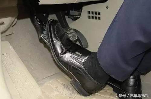 怎么踩刹车省油还安全,老司机教踩刹车技巧视频