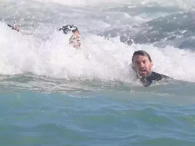 休杰克曼还会不会演金刚狼了 (休杰克曼牵手爱妻现身)