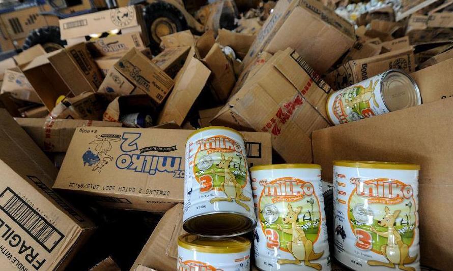 买奶粉如何看配料表防买到假奶粉,如何避免婴儿喝奶粉太急