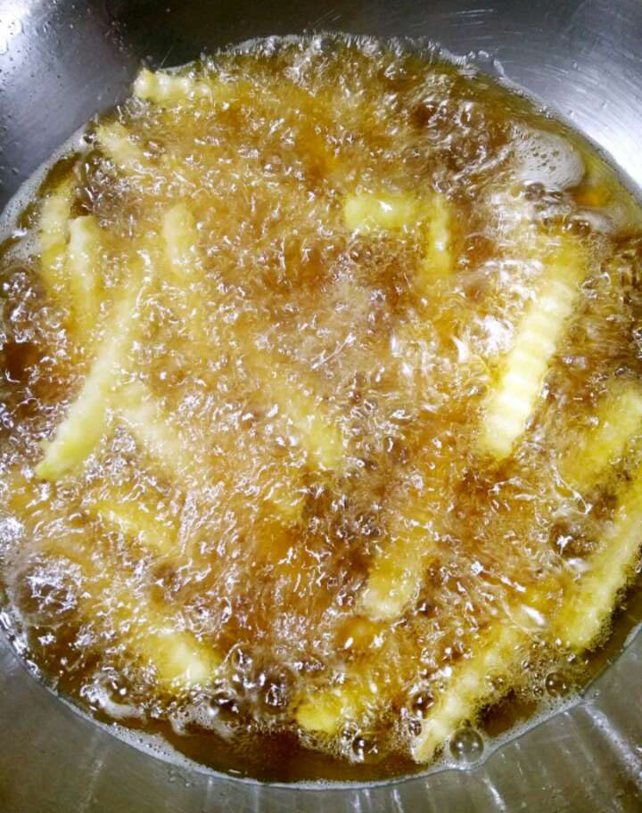 炸薯条要炸多久才会脆,炸薯条第一次炸与复炸的间隔