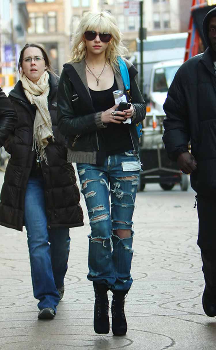 奶奶把破洞裤补上了,奶奶把破洞牛仔裤缝起来