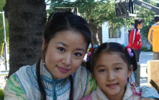 关晓彤穿搭有多大胆,关晓彤穿露肩衣的照片