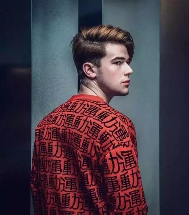 外国人把“酱油”穿在身桑，时尚界都流行用中文装逼啦！