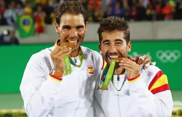 费德勒和纳达尔搭档双打神同步,费德勒跟德约科维奇比赛